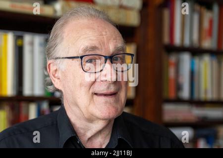 Berlin, Deutschland. 30.. Juni 2022. Sten Nadolny, Schriftsteller, steht vor einem Interview in seiner Wohnung. Nadolny hat kein Mitleid mit den von ihm selbst geschaffenen Charakteren, sagte der Autor kurz vor seinem 80.. Geburtstag (29. Juli 2022) der Deutschen Presse-Agentur in Berlin. (To dpa 'Writer Sten Nadolny: Bin gnadenlos mit meinen Romanfiguren') Credit: Christophe Gateau/dpa/Alamy Live News Stockfoto