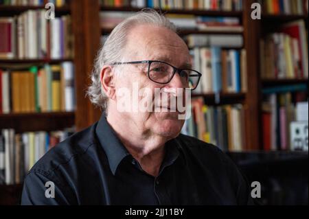 Berlin, Deutschland. 30.. Juni 2022. Sten Nadolny, Schriftsteller, spricht während eines Interviews in seiner Wohnung. Nadolny hat kein Mitleid mit den von ihm selbst geschaffenen Charakteren, sagte der Autor kurz vor seinem 80.. Geburtstag (29. Juli 2022) der Deutschen Presse-Agentur in Berlin. (To dpa 'Author Sten Nadolny: Am gnadenlos with my novel characters') Credit: Christophe Gateau/dpa/Alamy Live News Stockfoto