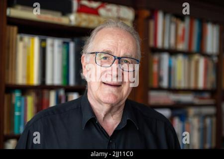 Berlin, Deutschland. 30.. Juni 2022. Sten Nadolny, Schriftsteller, steht vor einem Interview in seiner Wohnung. Nadolny hat kein Mitleid mit den von ihm selbst geschaffenen Charakteren, sagte der Autor kurz vor seinem 80.. Geburtstag (29. Juli 2022) der Deutschen Presse-Agentur in Berlin. (To dpa 'Writer Sten Nadolny: Bin gnadenlos mit meinen Romanfiguren') Credit: Christophe Gateau/dpa/Alamy Live News Stockfoto