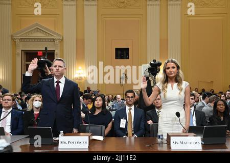 Matthew Pottinger (L), ehemaliges Mitglied des Nationalen Sicherheitsrats, und Sarah Matthews, ehemalige stellvertretende Pressesekretärin des Weißen Hauses, werden während einer Anhörung des House Select Committee zur Untersuchung des Angriffs auf das US-Kapitol im Bürogebäude des Cannon House in Washington, DC, vom 6.. Januar vereidigt. USA am 21. Juli 2022. - Der Ausschuss des gewählten Repräsentantenhauses, der die Ermittlungen zum Aufstand des Capitols leitet, hält seine achte und letzte Anhörung ab, in der die Handlungen des ehemaligen Präsidenten Donald Trump am 6.. Januar eingehend untersucht werden. Mehr als 850 Personen wurden im Zusammenhang mit dem 2021 Attac verhaftet Stockfoto