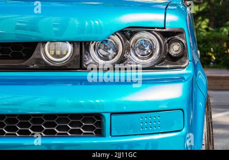 Aufnahme des Scheinwerfers. Modernes und teures Sportwagen-Konzept. Nahaufnahme Detail blau Moderne Autoscheinwerfer mit LED-Technologie Stockfoto