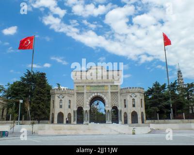 Haupteingangstor der Universität Istanbul am Beyazit-Platz mit türkischen Flaggen. Beyazit Square, Fatih, Istanbul, Türkei - Juli 13 2022. Stockfoto