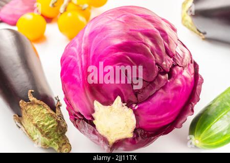 Nahaufnahme frisches Vollgemüse Rotkohl, Gurke, Aubergine, Kirschtomaten auf weißem Hintergrund gesundes und gesundes Lebensmittelkonzept, Ernährung und Gemüse Stockfoto