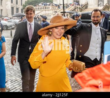 König Philippe und Königin Mathilde von Belgien, zusammen mit Prinzessin Eleonore, Prinz Gabriel, Prinzessin Elisabeth, der Herzogin von Brabant, und Prinz Emmanuel, abgebildet während der Messe „Te Deum“ in der St. Michael und St. Gudula Kathedrale anlässlich des belgischen Nationaltages, in Brüssel, Belgien, am 21. Juli 2022. Foto von Olivier Polet Stockfoto