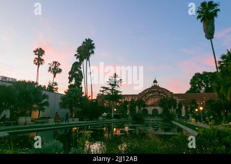 San Diego, Kalifornien. 22.. Juli 2022. Der rosafarbene Sonnenuntergang am Botanischen Gebäude und lilly-Teich im Balboa Park in San Diego, Kalifornien, am Donnerstag, 21.. Juli 2022 (Bildnachweis: © Rishi Deka/ZUMA Press Wire) Stockfoto