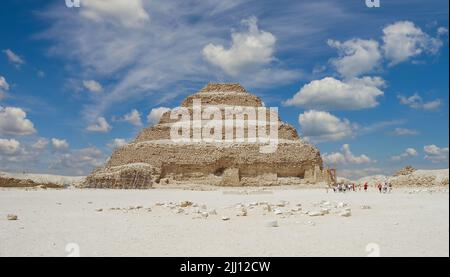 Die alte Pyramide von Sakkara - Saqqara - in Kairo. Auch bekannt als die erste Pyramide Ägyptens Stockfoto