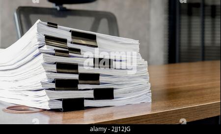 Dokument, Papier, Datei.Stapel von Papieren auf einem dunklen Holztisch. Stockfoto