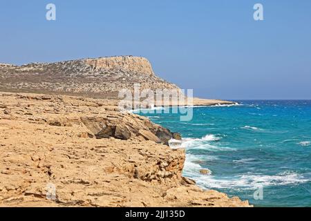 Seascape Cape Greco Peninsula Park, Zypern. Es ist eine bergige Halbinsel mit einem Nationalpark, einer türkisfarbenen Lagune. Stockfoto