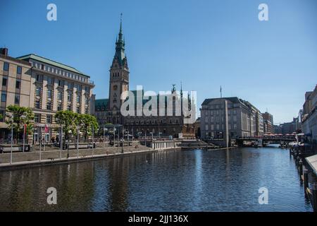 Hamburg, Deutschland 23. Juni 2022, der Blick vom Jungfernstieg auf das Rathaus von Hamburg Stockfoto