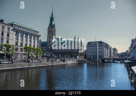 Hamburg, Deutschland 23. Juni 2022, der Blick vom Jungfernstieg auf das Rathaus von Hamburg Stockfoto