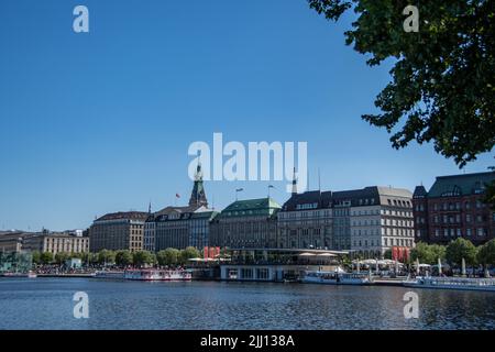 Hamburg, Deutschland 23. Juni 2022, Blick auf den Jungfernstieg und die Binnenalster in Hamburg Stockfoto