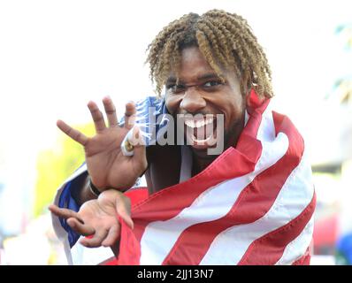 Noah Lyles (USA) posiert mit US-Flagge, nachdem er die 200 m in einem amerikanischen Rekord 19,31 bei der Leichtathletik-Weltmeisterschaft in Oregon am 22. Donnerstag, 21. Juli 2022 in Eugene, (Claus Andersen/Image of Sport) Stockfoto