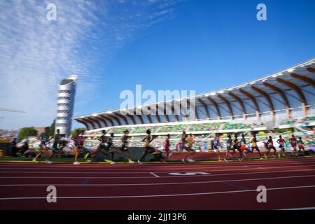 Eugene, USA. 21.. Juli 2022. Die Läufer treten bei der Hitze der Männer 5000m bei den Leichtathletik-Weltmeisterschaften Oregon22 in Eugene, Oregon, USA, am 21. Juli 2022 an. Quelle: Wang Ying/Xinhua/Alamy Live News Stockfoto