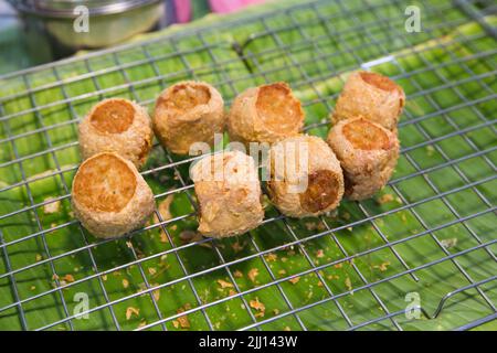 Tiefgebratene Krabbenfleischbrötchen oder chinesische Gerichte auf dem Bananenblatt. Stockfoto