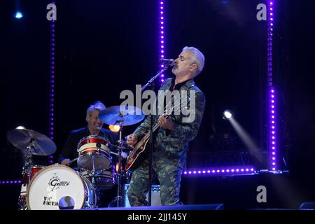 Die Abbildung zeigt den Singer-Gitarristen Ruben Block of Triggerfinger, der während des Konzerts und des Feuerwerks "Belgium celebrates - Belgie viert feest - La Belgique fait la fete" im Parc du Cinquantenaire - Jubelpark, am Abend des Belgischen Nationaltages, in Brüssel, Donnerstag, den 21. Juli 2022, abgebildet ist. BELGA FOTO HATIM KAGHAT Stockfoto