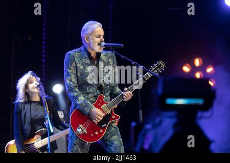 Die Abbildung zeigt den Singer-Gitarristen Ruben Block of Triggerfinger, der während des Konzerts und des Feuerwerks "Belgium celebrates - Belgie viert feest - La Belgique fait la fete" im Parc du Cinquantenaire - Jubelpark, am Abend des Belgischen Nationaltages, in Brüssel, Donnerstag, den 21. Juli 2022, abgebildet ist. BELGA FOTO HATIM KAGHAT Stockfoto