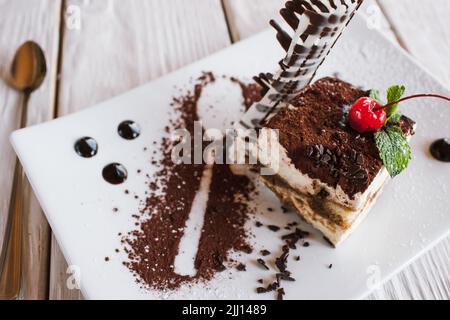 Tiramisu auf weißer quadratischer Platte Stockfoto