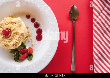 Napoleon Kuchen serviert auf rotem Hintergrund Stockfoto