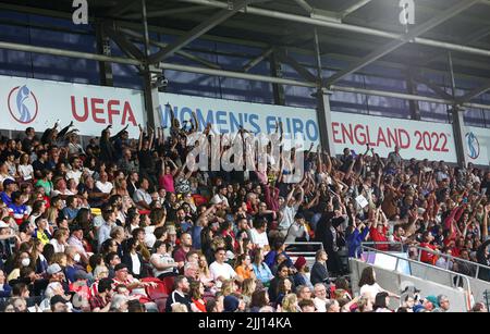 London, England, 21.. Juli 2022. Fans während des Spiels der UEFA Women's European Championship 2022 im Brentford Community Stadium, London. Bildnachweis sollte lauten: David Klein / Sportimage Stockfoto