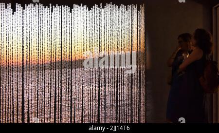 JERUSALEM, ISRAEL - JULI 21: Besucher sehen eine gemischte Medieninstallation von Melani Hekimoglu mit dem Titel "A Moment in Time", die am 21. Juli 2022 in Jerusalem, Israel, während der Ausstellung für Absolventen der Abteilung für Keramik- und Glasdesign der Bezalel Academy of Arts and Design am Jahresende gezeigt wird. Bezalel ist Israels älteste Hochschuleinrichtung und gilt als die renommierteste Kunstschule des Landes. Stockfoto