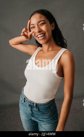 Attraktive Spaß liebende afroamerikanische Frau nur lachen Stockfoto