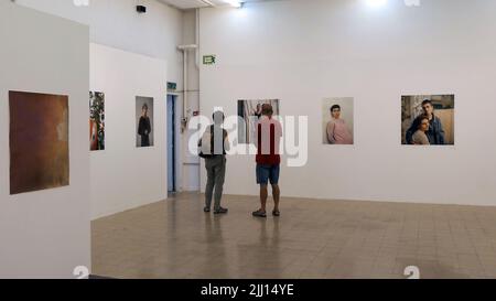 JERUSALEM, ISRAEL - JULI 21: Besucher sehen Fotodrucke von Eden Zornitser mit dem Titel "You could be me, I could be U", ausgestellt auf der Ausstellung für Absolventen der Fotoabteilung der Bezalel Academy of Arts and Design am 21. Juli 2022 in Jerusalem, Israel. Bezalel ist Israels älteste Hochschuleinrichtung und gilt als die renommierteste Kunstschule des Landes. Stockfoto