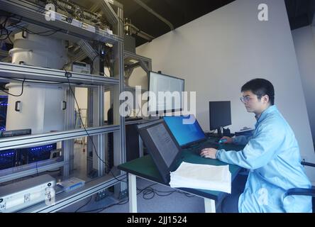 HANGZHOU, CHINA - 22. JULI 2022 - Wissenschaftler führen Berechnungen an der quantencomputerbasierten „Taiyuan-1“ supraleitenden Quantencomputing-Wolke durch Stockfoto