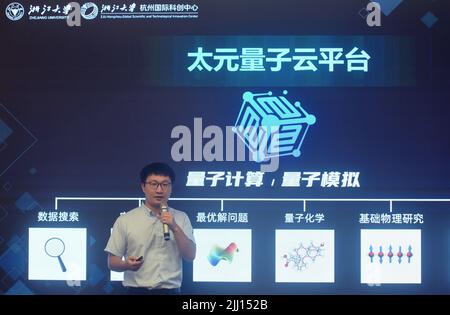 HANGZHOU, CHINA - 22. JULI 2022 - Wissenschaftler stellen beim Hangzhou International SC die supraleitende Quantencomputing-Cloud-Plattform Taiyuan-1 vor Stockfoto