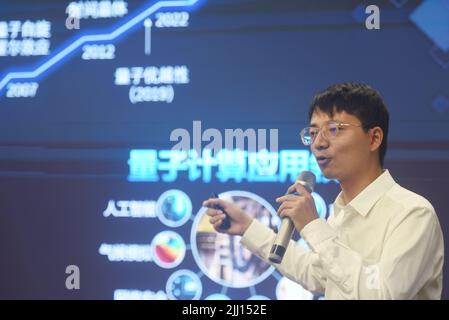 HANGZHOU, CHINA - 22. JULI 2022 - Wissenschaftler stellen die supraleitende Quantencomputing-Cloud-Plattform „Taiyuan-1“ für Quantencomputing-Anwendungen vor Stockfoto
