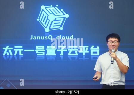 HANGZHOU, CHINA - 22. JULI 2022 - Wissenschaftler stellen beim Hangzhou International SC die supraleitende Quantencomputing-Cloud-Plattform Taiyuan-1 vor Stockfoto