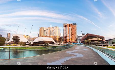 Adelaide, South Australia - 7. September 2020: Skyline von Adelaide CBD mit dem neuen Skycity Casino Gebäude, das bei Sonnenuntergang über dem Torrens Fluss blickt Stockfoto