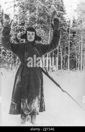 Sovjetisk soldat ger upp inför finska armén under vinterkriget. Sovjets fall mot Finland inleddes 30 november 1939 och fredsavtal slöts den 13 mars Stockfoto