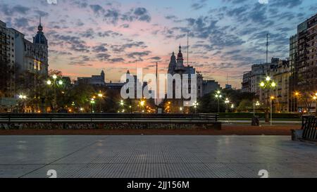 Wunderschöner Sonnenaufgang am Congressional Plaza in Buenos Aires, Argentinien. Im Hintergrund die Avenida de Mayo (May Avenue) anspruchsvolle Kunstgebäude Stockfoto