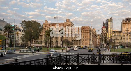 Square Lavalle in einem schönen sonnigen und bewölkten Morgen, im Hintergrund der Justizpalast, Sitz des Obersten Gerichtshofs von Argentinien. Stockfoto