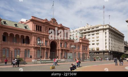Besucher des Casa Rosada (Pink House), des Geschäftshauses und Büros des Präsidenten von Argentinien, an einem sonnigen Sonntagmorgen Stockfoto