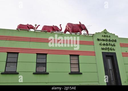 Drei rosa Elefantenskulpturen auf dem farbenprächtigen Windsor Castle Hotel, einem Pub in Melbournes Innenstadtviertel Stockfoto