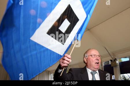 Hamburg, Deutschland. 05.. November 2006. Ehrenkapitän der deutschen Fußball-Nationalmannschaft und ehemaliger Hamburger SV-Spieler Uwe Seeler winkt zu Beginn seiner Geburtstagsfeier 70. in Hamburg die HSV-Flagge. Seeler starb am Donnerstag (21. Juli 2022) im Alter von 85 Jahren, bestätigte sein ehemaliger Verein Hamburger SV unter Berufung auf Seelers Familie. Quelle: Kay Nietfeld/dpa/Alamy Live News Stockfoto