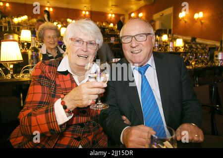 Hamburg, Deutschland. 09. Oktober 2014. Der ehemalige Nationalfußballspieler Uwe Seeler und seine Frau Ilka sitzen vor der Gala-Premiere der neuen Hansa Varieté-Show im Hansa-Theater. Seeler starb am Donnerstag (21. Juli 2022) im Alter von 85 Jahren, bestätigte sein ehemaliger Verein Hamburger SV unter Berufung auf Seelers Familie. Quelle: Christian Charisius/dpa/Alamy Live News Stockfoto