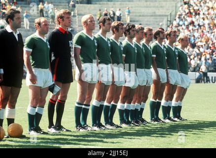 ABGELEGT - 10. Juni 1970, Mexiko, Leon: Die deutsche Fußballnationalmannschaft stellt sich vor ihrem Gruppenspiel bei der WM in Mexiko gegen Peru (3:1) für die Hymnen (2. v.l.n.r.) im Guanajuato-Stadion vor: Uwe Seeler, Sepp Maier, Karl-Heinz Schnellinger, Franz Beckenbauer, Hannes Löhr, Gerd Müller, Klaus Fichtel, Reinhard Libuda, Wolfgang Overath, Horst-Dieter Höttges, Berti Vogts. Seeler starb am Donnerstag (21.07.2022) im Alter von 85 Jahren, wie sein ehemaliger Hamburger SV unter Berufung auf Seelers Familie bestätigte. Foto: Lothar Heidtmann/dpa Stockfoto