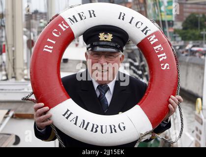 Hamburg, Deutschland. 05. September 2008. Uwe Seeler, ehemaliger Fußballspieler des Hamburger SV, blickt in der Uniform eines Kapitäns aus dem Jahr 1. durch einen Rettungsring des Museumsschiffs Rickmer Rickmers an den Landungsbrücken im Hamburger Hafen. Seeler starb am Donnerstag (21. Juli 2022) im Alter von 85 Jahren, bestätigte sein ehemaliger Verein Hamburger SV unter Berufung auf Seelers Familie. Kredit: Marcus Brandt/dpa/Alamy Live Nachrichten Stockfoto