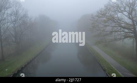 Panoramablick von einer Drohne, die über den Fluss fliegt. Malerisches Fototapeten. Entdecken Sie die Schönheit der Erde. Hochwertige Fotos Stockfoto