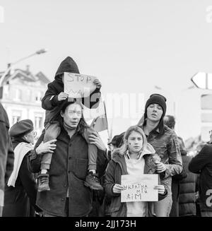 Straßburg, Frankreich - 6. März 2022: Zwei Mütter mit ihren Kindern protestieren vor dem russischen Konsulat in Solidarität mit den Ukrainern und gegen den Krieg nach der russischen Invasion Stockfoto