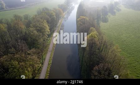 Panoramablick von einer Drohne, die über den Fluss fliegt. Malerisches Fototapeten. Entdecken Sie die Schönheit der Erde. Hochwertige Fotos Stockfoto