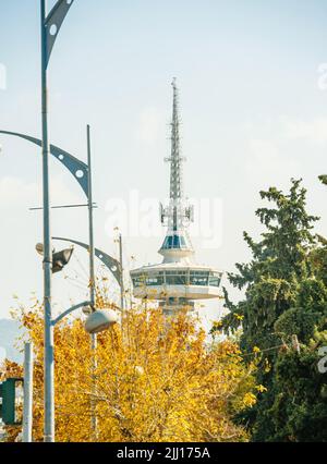 Thessaloniki, Griechenland - 30. Okt 2014: Blick durch die Fallbäume des OTE-Turms im Herzen des Internationalen Ausstellungskongresszentrums der TIF HELEXPO im Zentrum von Thessaloniki. Stockfoto