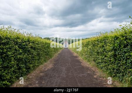 Westmalle, Antwerpen, Belgien, 25. juni 2022, Kapelle des heiligen Bernhard, sint bernarduskapel, in neoromanischem Architekturstil, in der Nähe des Abys der Trappisten von Westmalle, berühmt für die braune und blonde Bierbrauerei. Hochwertige Fotos Stockfoto