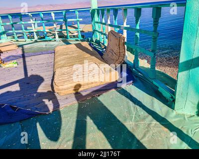 Ferienhaus in einem Beduinenlager am Meer in Ras Shitan in Oasis im Sinai, Taba Wüste mit dem Hintergrund des Meeres und der Berge. Stockfoto