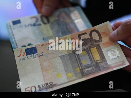 ACHTUNG: VERÖFFENTLICHUNG MIT EMBARGO BIS 22. JULI 10:02 GMT! SENDESPERRFRIST FR 22,7. 10 UHR - - 19. Juli 2022, Hessen, Frankfurt/Main: DEADLINE FR 22,7. 10 Uhr - die Bundesbank stellt gefälschte 20-Euro- und 50-Euro-Banknoten vor. Im Juli 2021 hatte die Polizei in Köln eine Fälschungswerkstatt ausgegraben und rund 600 fertige Fälschungen gefunden. In einem Hotel in Düsseldorf hatten die Täter im ersten Halbjahr 2022 versucht, gefälschte 50-Euro-Scheine zu ändern. Die Fälschungszahlen in Deutschland sanken im ersten Halbjahr 2022 auf den niedrigsten Stand seit rund neun Jahren. Polizei, Einzelhändler und Banken Stockfoto
