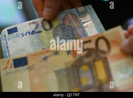 ACHTUNG: VERÖFFENTLICHUNG MIT EMBARGO BIS 22. JULI 10:02 GMT! SENDESPERRFRIST FR 22,7. 10 UHR - - 19. Juli 2022, Hessen, Frankfurt/Main: DEADLINE FR 22,7. 10 Uhr - die Bundesbank stellt gefälschte 20-Euro- und 50-Euro-Banknoten vor. Im Juli 2021 hatte die Polizei in Köln eine Fälschungswerkstatt ausgegraben und rund 600 fertige Fälschungen gefunden. In einem Hotel in Düsseldorf hatten die Täter im ersten Halbjahr 2022 versucht, gefälschte 50-Euro-Scheine zu ändern. Die Fälschungszahlen in Deutschland sanken im ersten Halbjahr 2022 auf den niedrigsten Stand seit rund neun Jahren. Polizei, Einzelhändler und Banken Stockfoto