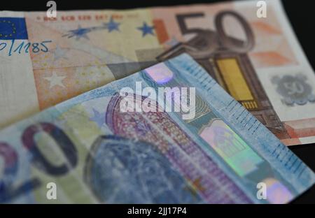 ACHTUNG: VERÖFFENTLICHUNG MIT EMBARGO BIS 22. JULI 10:02 GMT! SENDESPERRFRIST FR 22,7. 10 UHR - - 19. Juli 2022, Hessen, Frankfurt/Main: DEADLINE FR 22,7. 10 Uhr - die Bundesbank stellt gefälschte 20-Euro- und 50-Euro-Banknoten vor. Im Juli 2021 hatte die Polizei in Köln eine Fälschungswerkstatt ausgegraben und rund 600 fertige Fälschungen gefunden. In einem Hotel in Düsseldorf hatten die Täter im ersten Halbjahr 2022 versucht, gefälschte 50-Euro-Scheine zu ändern. Die Fälschungszahlen in Deutschland sanken im ersten Halbjahr 2022 auf den niedrigsten Stand seit rund neun Jahren. Polizei, Einzelhändler und Banken Stockfoto