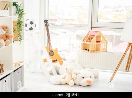 Schönes und helles Kinderzimmer Stockfoto